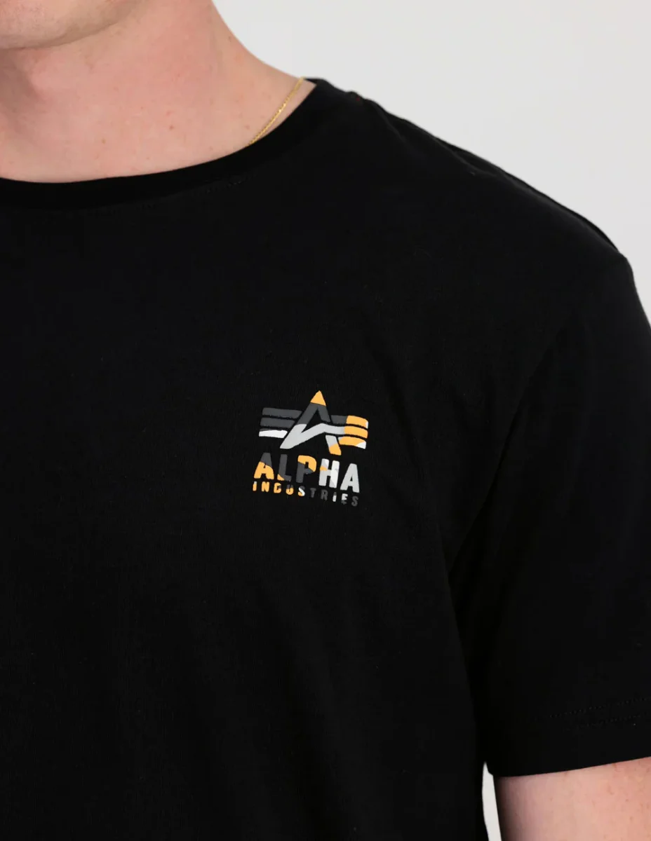 Camiseta Alpha Industries Camo Logo Puff Print Back Print Negra Hombre - Imagen 5