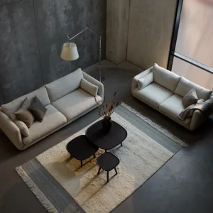 Sofá Bloom de 3 plazas con patas de teca