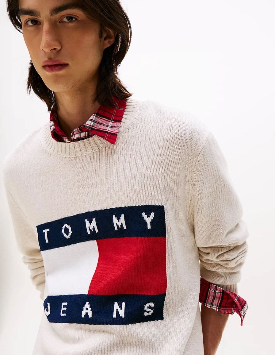 Jersey Tommy Jeans Logo Patch Beige Hombre - Imagen 4