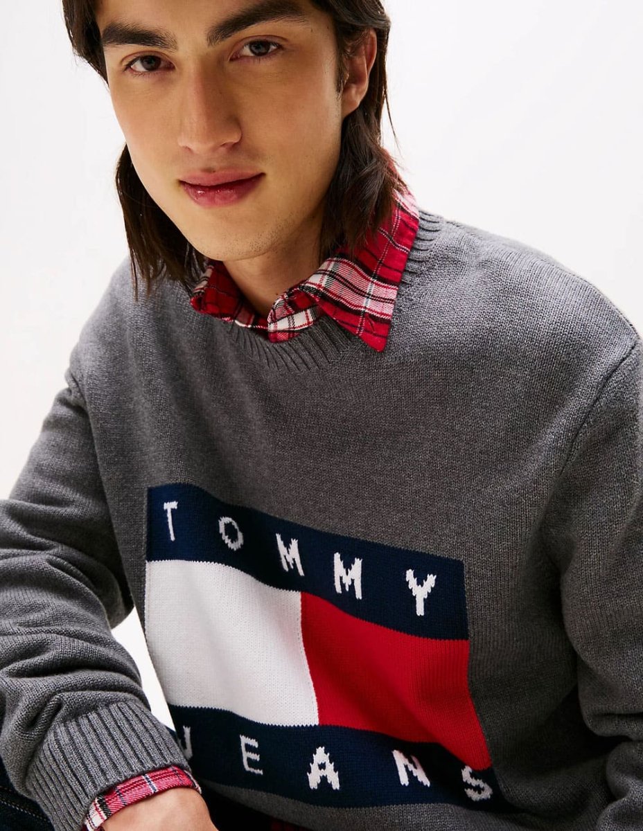 Jersey Tommy Jeans Logo Patch Gris Hombre - Imagen 4