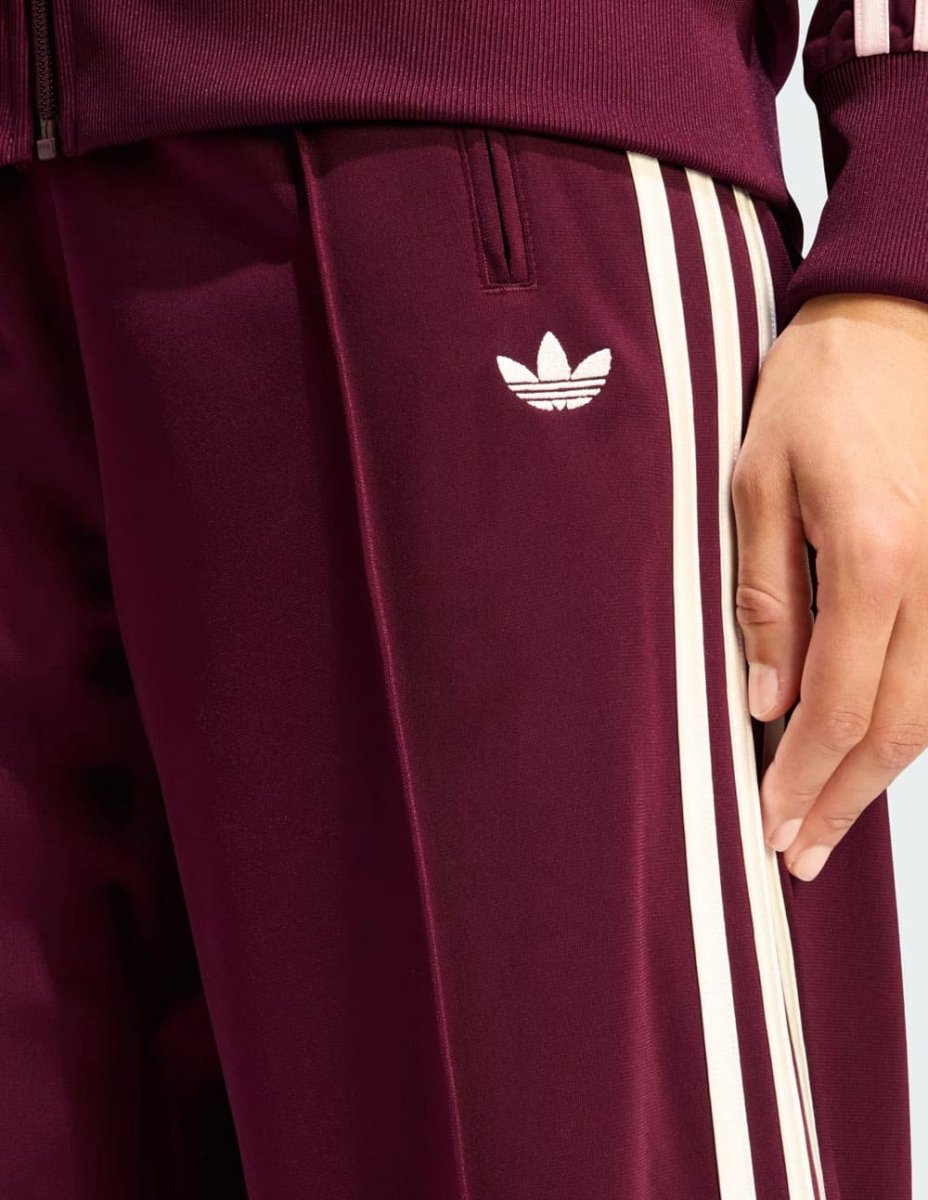 Pantalón adidas Firebird Loose Burdeos Mujer - Imagen 4