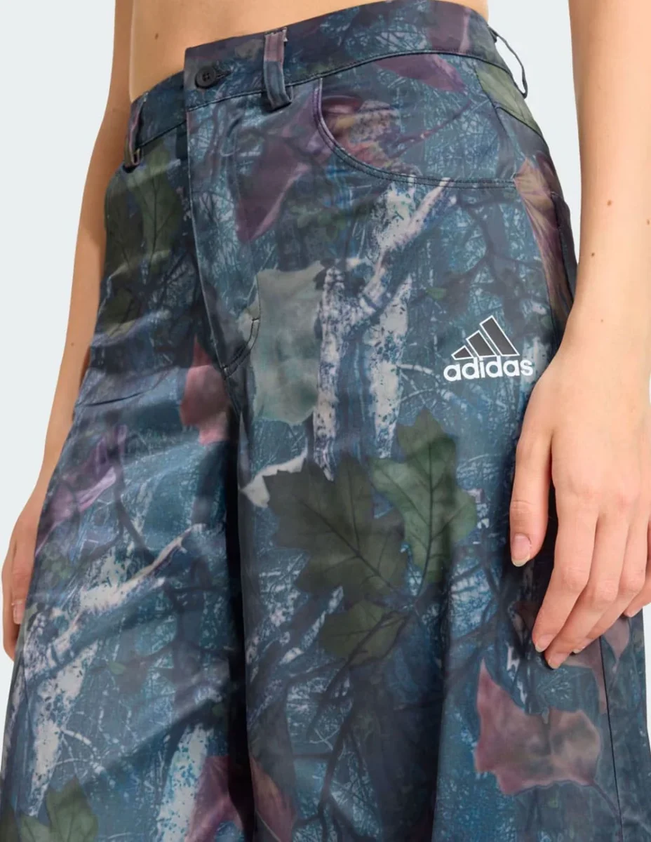 Pantalón adidas Leaf Camo Print Satin Azul Mujer - Imagen 4
