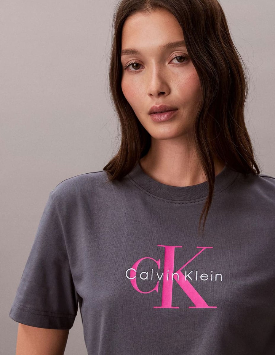 Camiseta Calvin Klein Jeans con Logo y Monograma Gris Mujer - Imagen 5