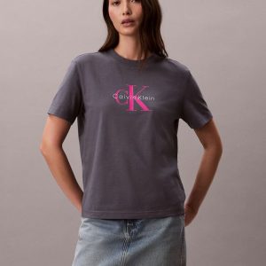 Camiseta Calvin Klein Jeans con Logo y Monograma Gris Mujer