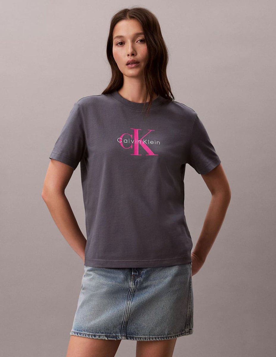 Camiseta Calvin Klein Jeans con Logo y Monograma Gris Mujer - Imagen 2