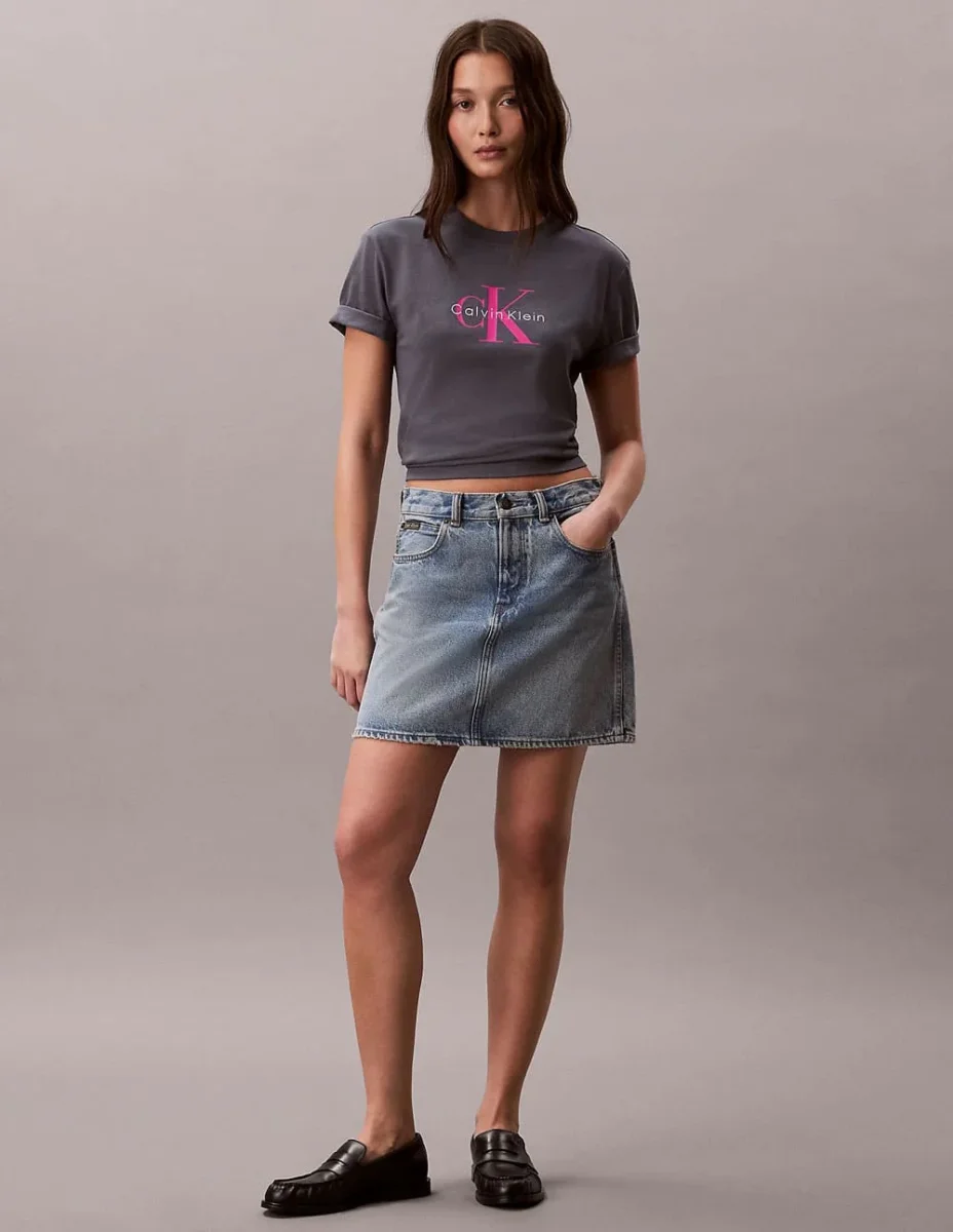 Camiseta Calvin Klein Jeans con Logo y Monograma Gris Mujer - Imagen 6