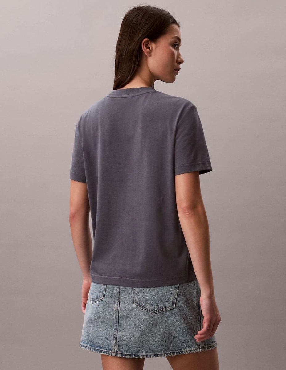 Camiseta Calvin Klein Jeans con Logo y Monograma Gris Mujer - Imagen 3