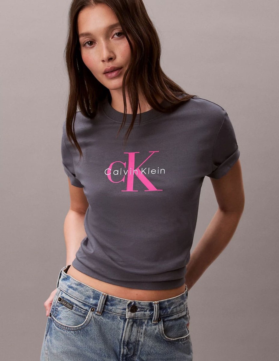 Camiseta Calvin Klein Jeans con Logo y Monograma Gris Mujer - Imagen 4