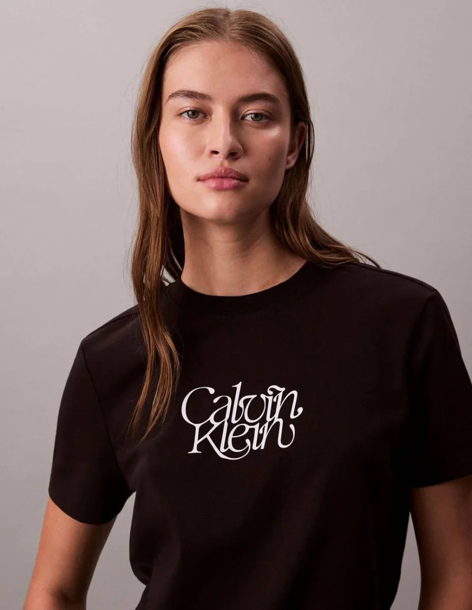 Camiseta Calvin Klein Jeans con Logo Negra Mujer - Imagen 4