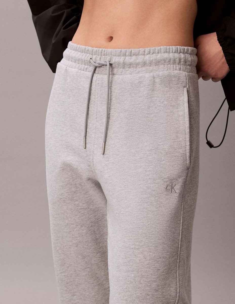 Pantalón Calvin Klein Jeans Barrel Gris Mujer - Imagen 4