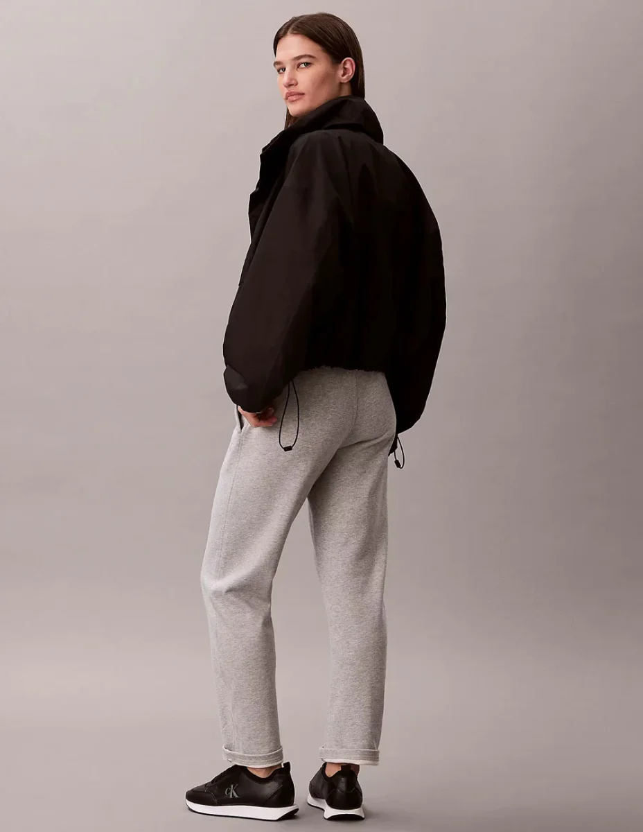 Pantalón Calvin Klein Jeans Barrel Gris Mujer - Imagen 6