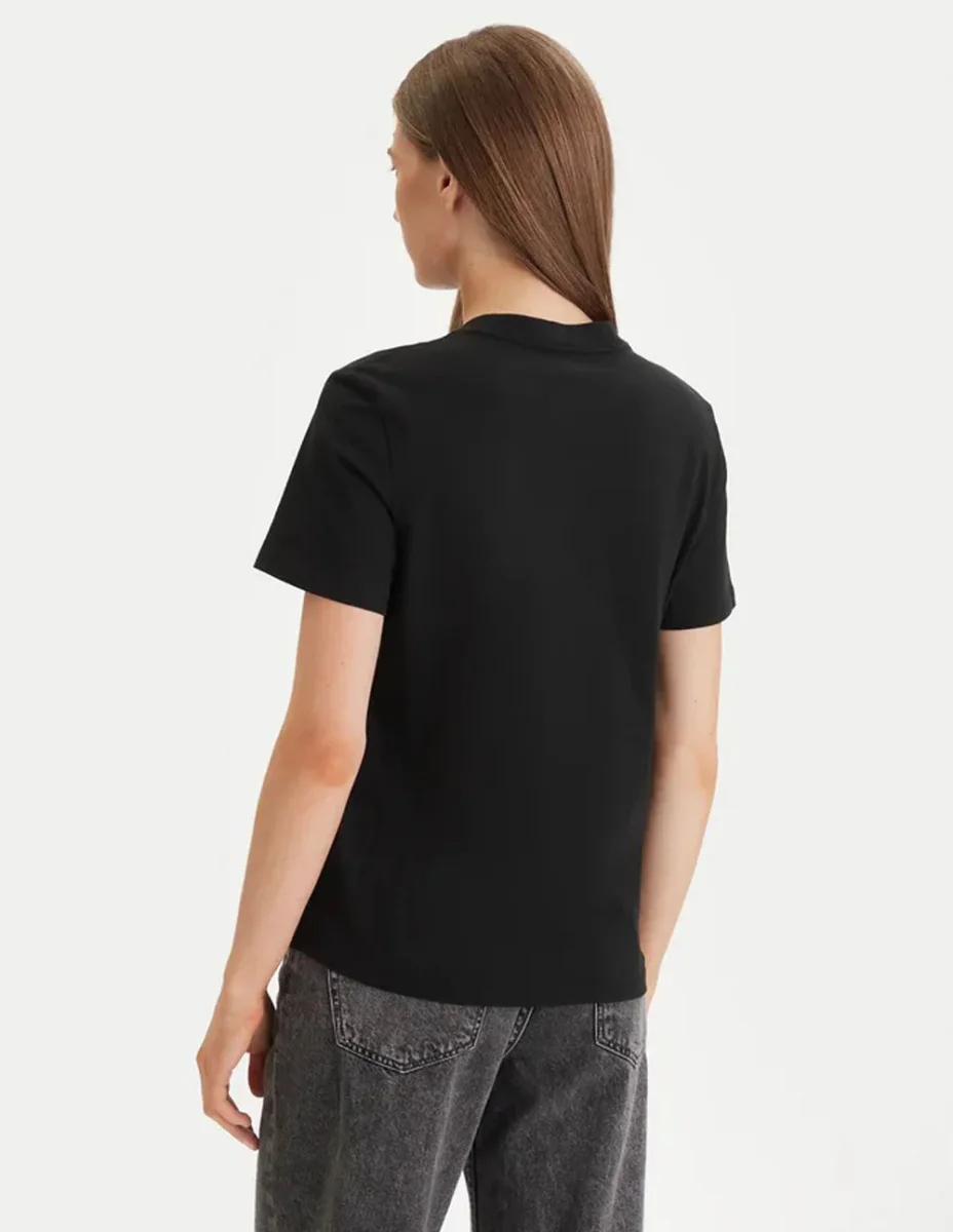 Camiseta Calvin Klein Jeans con Logo Negra Mujer - Imagen 3